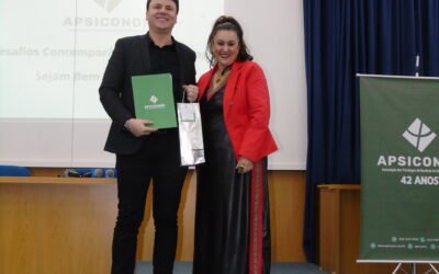 Presidente Maria Marlene entregando um presente ao palestrante Ygor Corrêa