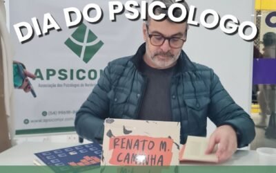 Palestrante Renato Caminha autografando seus livros para o público.