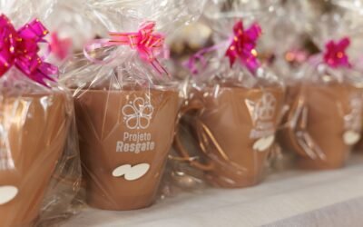 Entrega de caneca personalizadas no lançamento do Projeto Resgate